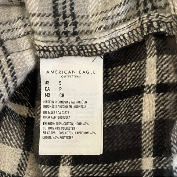Women’s American Eagle black and white distressed plaid crop hoodie flannel Sm - Picture 5 of 5
